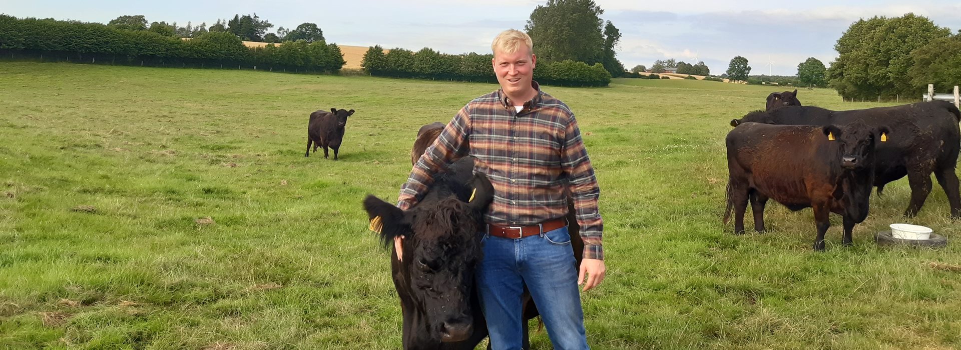 Marten Nissen beim Kontrollgang auf den Weiden im Oxbektal